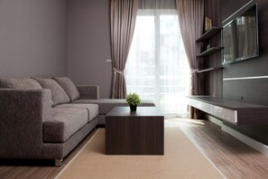 One Bedroom | Zona de estar | Una televisión LCD, un reproductor de DVD, una oficina, una impresora