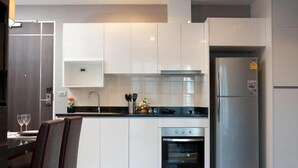 Two Bedroom | مطبخ خاص | ميكروويف، فرن، موقد طهي مسطح، شواية