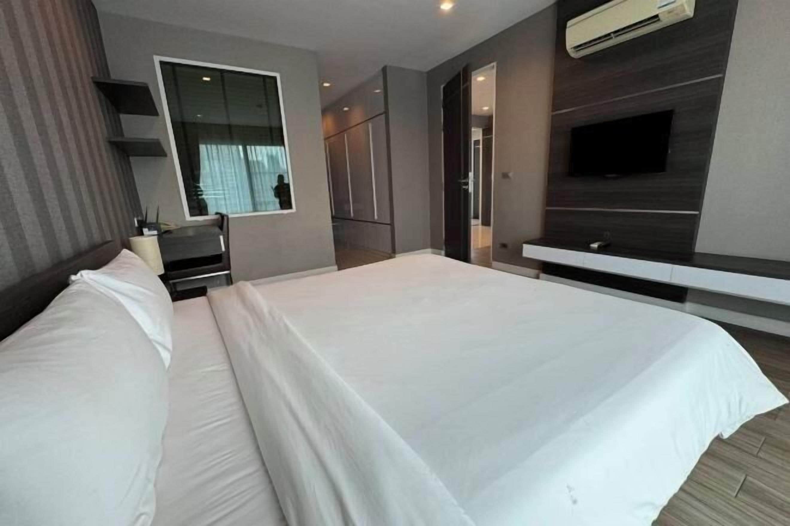 Bộ đồ giường cao cấp, minibar, két bảo mật tại phòng, bàn 