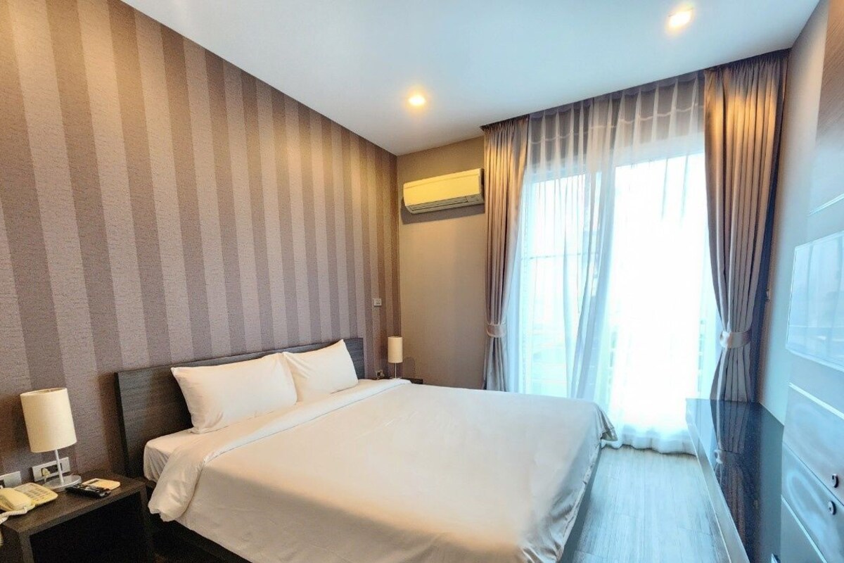 Two Bedroom | أغطية فراش متميزة وخزنة داخل الغرفة ومكتب وستائر تعتيم