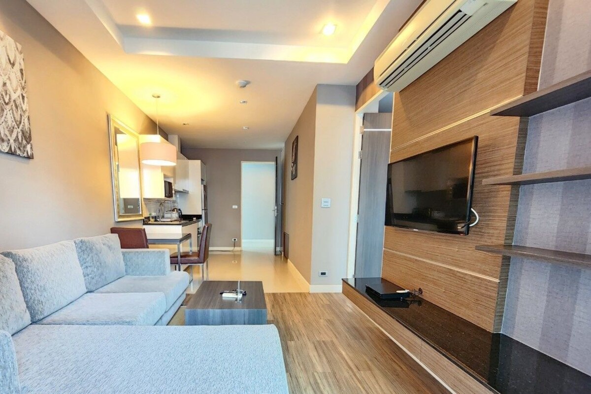 One Bedroom | أغطية فراش متميزة وخزنة داخل الغرفة ومكتب وستائر تعتيم