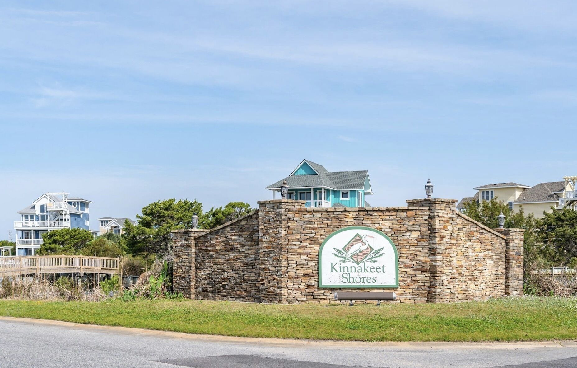 A stone wall with a sign for Kinnakkeet Shores.
