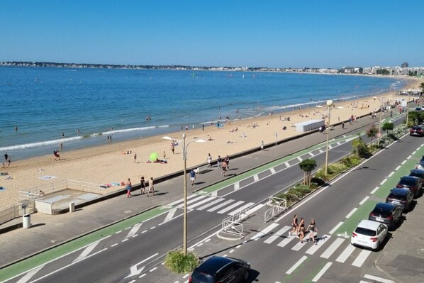 Na praia, espreguiçadeiras 