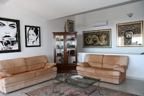 Smart TV, books, stereo