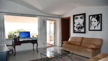 Smart TV, books, stereo