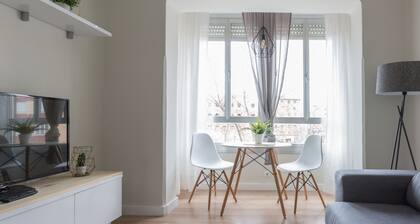 Spacious & Renovated 2BR Apt with Parking, Near Calle Laurel, Logroño