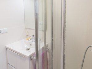 Amenidades de baño gratuitas, secadora de cabello, toallas