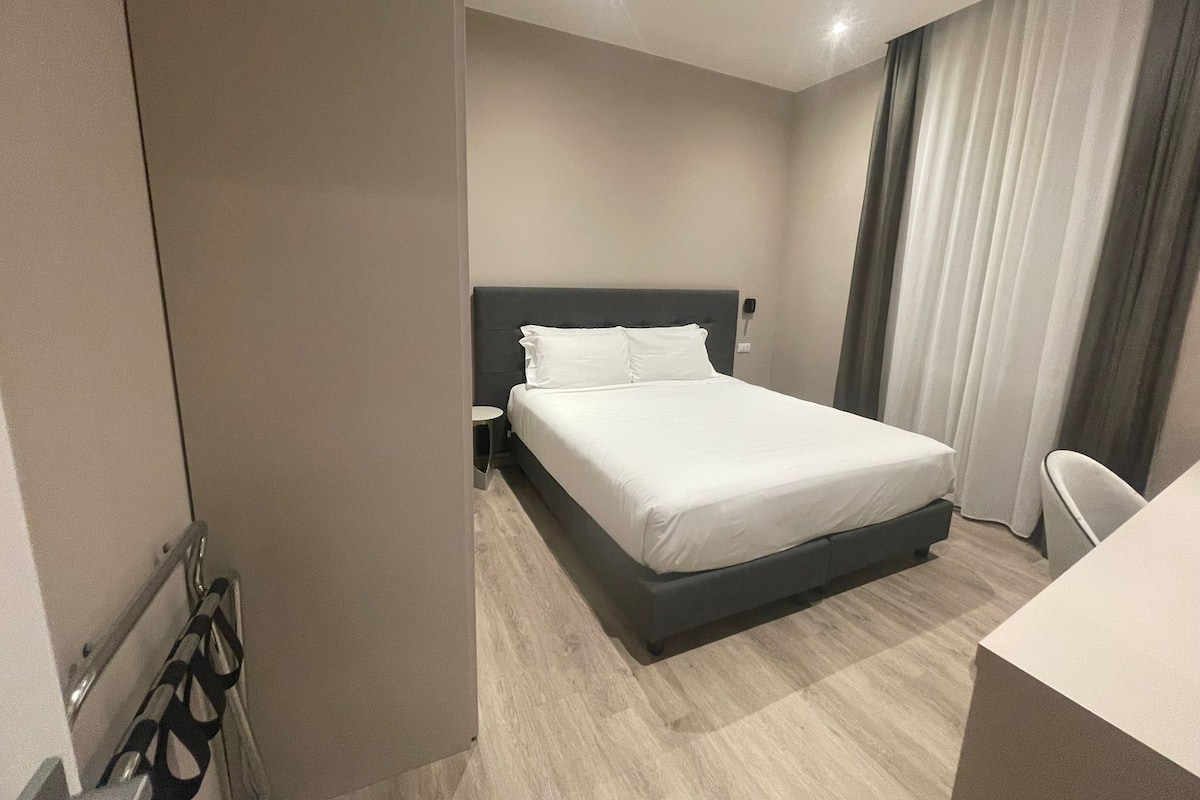 Suite Deluxe, vista a la ciudad | 1 habitación, ropa de cama hipoalergénica y edredón