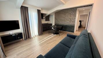 Superior-Suite, Balkon | Wohnbereich | 50-Zoll-Smart-TV mit Digitalempfang