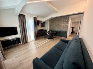 Superior Suite, Balcony | Living area | 50-inch Smart TV with digital channels - VI SUITES (Viareggio)