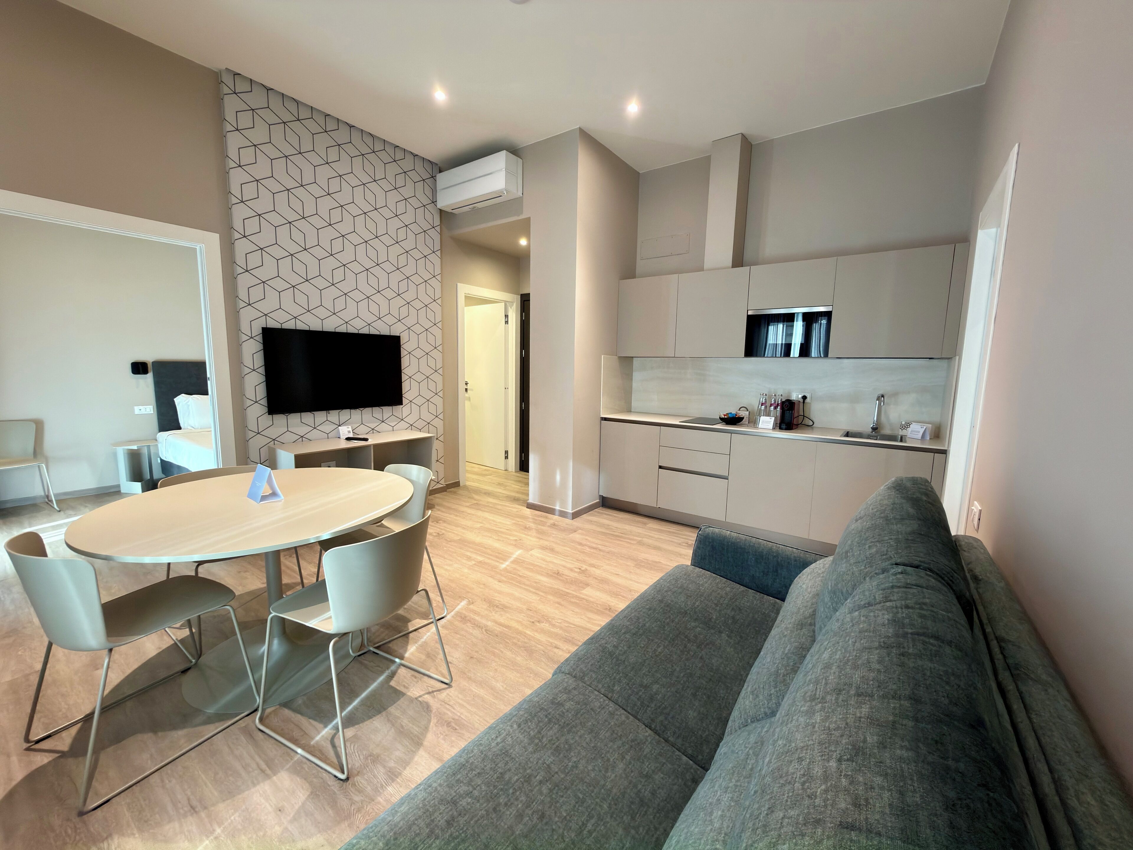 Familien-Suite, Stadtblick | Wohnbereich | 50-Zoll-Smart-TV mit Digitalempfang