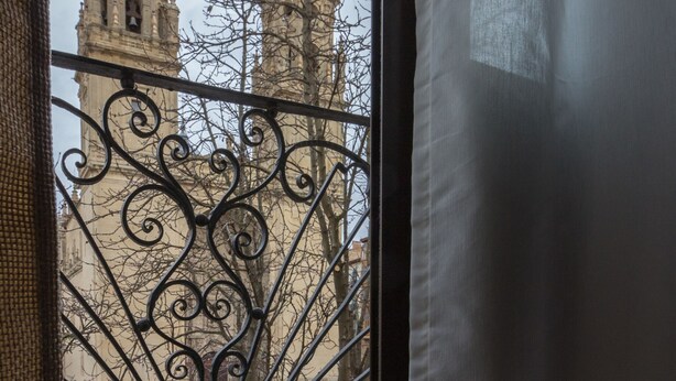 A wrought iron gate with a decorative design, leading to a building with two prominent towers. - Beautiful renovated apartment in central Logroño with WIFI (Logroño)