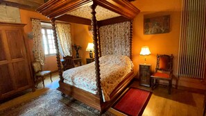5 bedrooms, iron/ironing board, travel cot, WiFi