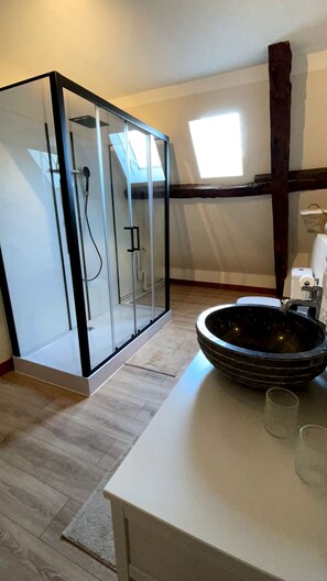 Een douche, een haardroger, zeep, shampoo
