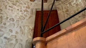 A spiral staircase with wooden steps and metal supports, leading to a stone ceiling. - FAMILY HOME IN THE HEART OF TOWN (Saint-Gervais-d'Auvergne)