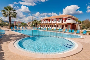 Piscina externa sazonal, funciona das 9h às 20h30, guarda-sóis