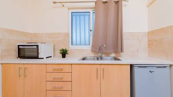 Standard-Studio | Eigene KĂŒche | KĂŒhlschrank, Herdplatte, Wasserkocher, Kochgeschirr/Geschirr/Besteck