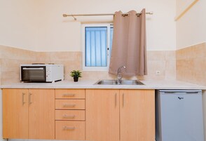 Standard Studio | Private kitchen | Fridge, stovetop, electric kettle, cookware/dishes/utensils