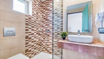 Standard-Studio | Badezimmer | Dusche, Haartrockner, HandtĂŒcher, Seife