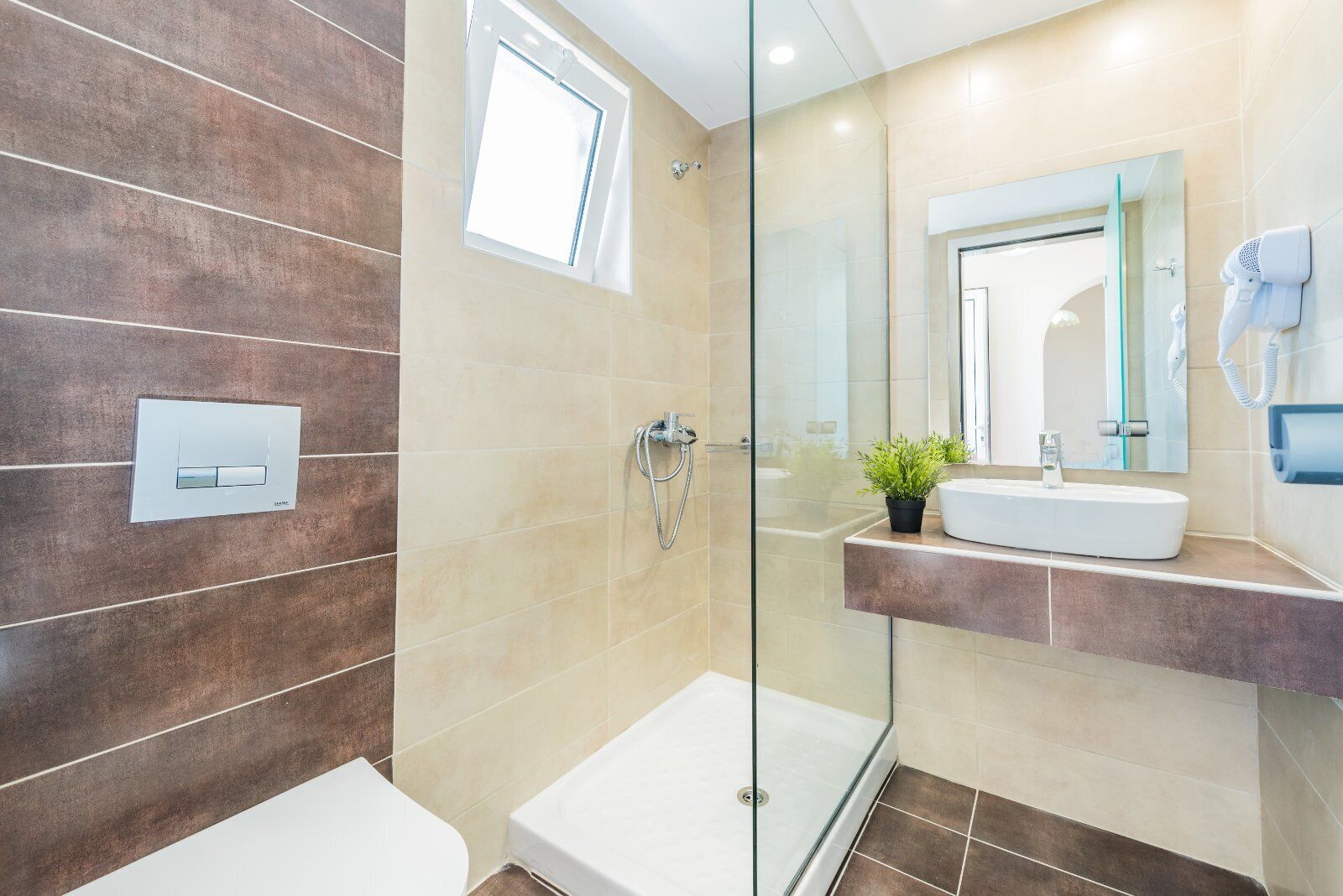 Estudio estándar | Baño | Ducha, secador de pelo, toallas y jabón