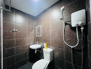 Douche, sèche-cheveux, bidet, serviettes fournies