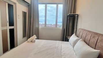 3 slaapkamers, een strijkplank/strijkijzer, gratis wifi, beddengoed