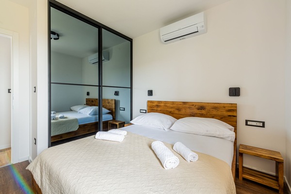 2 bedrooms, hypo-allergenic bedding available, minibar, in-room safe