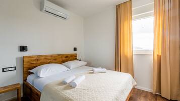 2 bedrooms, hypo-allergenic bedding, minibar, in-room safe
