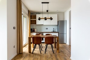 Refrigerador con congelador, horno, parrilla de estufa y lavavajillas 