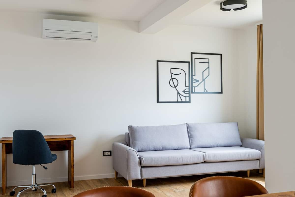 LED TV, Netflix, Hulu, heated floors