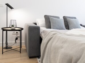 2 bedrooms, free WiFi, bed sheets - Central Apartment in Logroño: 5-Min Walk to Calle Laurel & Gran Vía, Next to City Hall (Logroño)