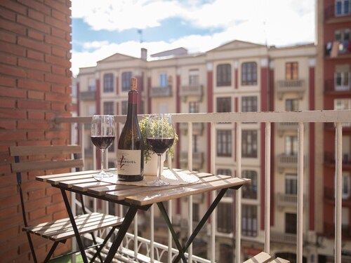 Central Apartment in Logroño: 5-Min Walk to Calle Laurel & Gran Vía, Next to City Hall