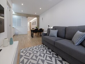 TV - Central Apartment in Logroño: 5-Min Walk to Calle Laurel & Gran Vía, Next to City Hall (Logroño)