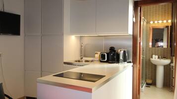 Een koelkast, een magnetron, een vaatwasser