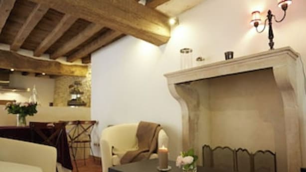Una sala de estar acogedora con chimenea, un comedor y una cocina al fondo.