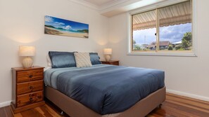 4 bedrooms, Internet, bed sheets - 36 Churchill, Relax for your next family holiday in this quiet street near beautiful One Mile Beach. (Forster)