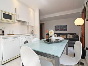 Interior - Bright Central Apartment for 5 with Modern Amenities in Historical Málaga (Málaga)