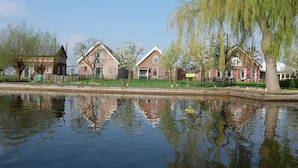 Une rangée de maisons traditionnelles, avec un canal en premier plan.
