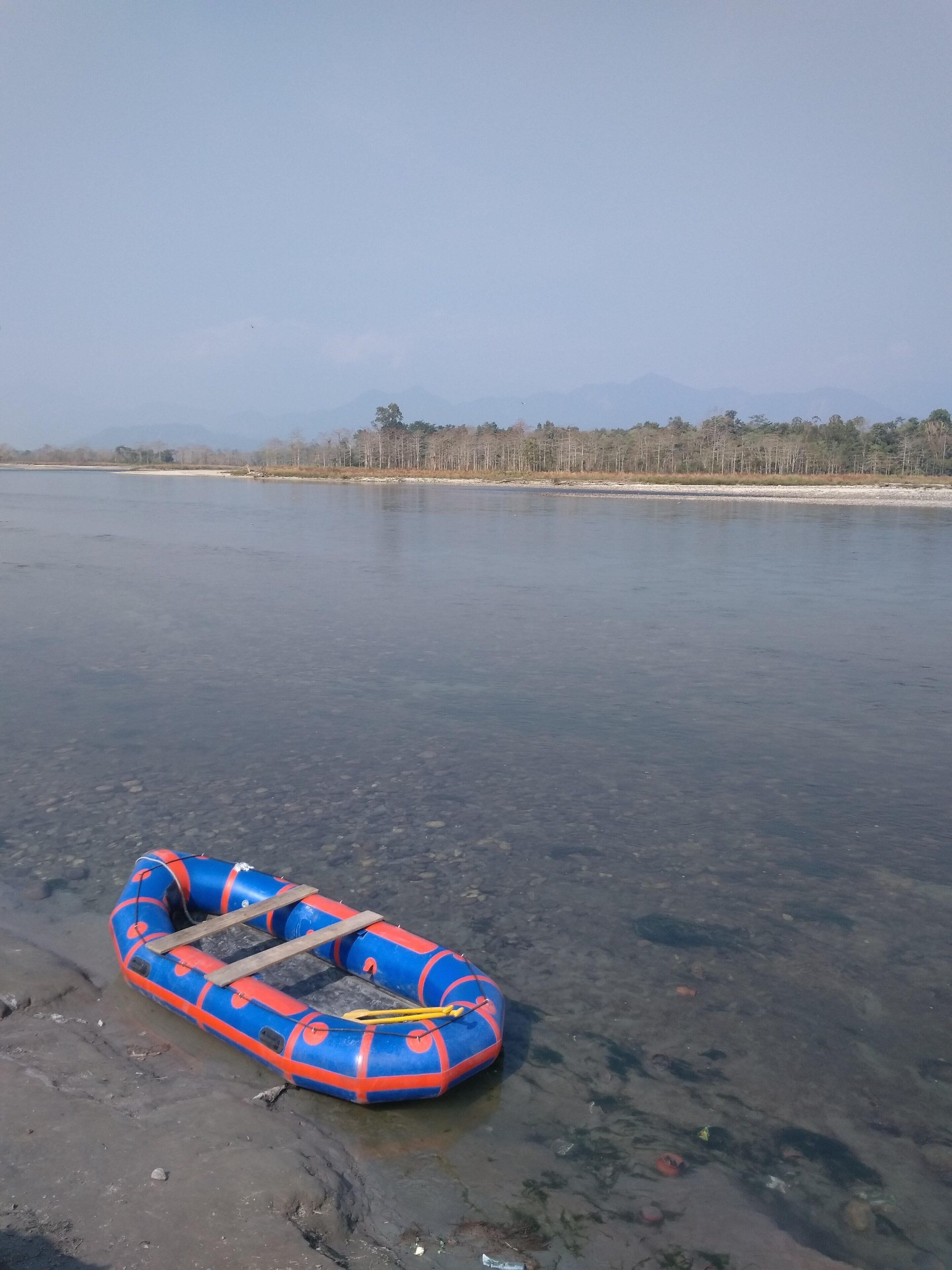 Ein blau-orangefarbenes Luftboot auf ruhigem Wasser.