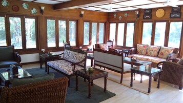 Bangalô executivo | Área de estar | TV LCD 32 polegadas com canais a cabo, TV