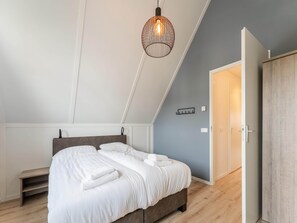 4 bedrooms, bed sheets - Holiday Home in Scherpenisse Near Nature Reserve (Scherpenisse)