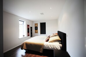 2 عدّة غرف نوم وملاءات أسرّة