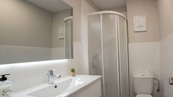 Een haardroger, handdoeken