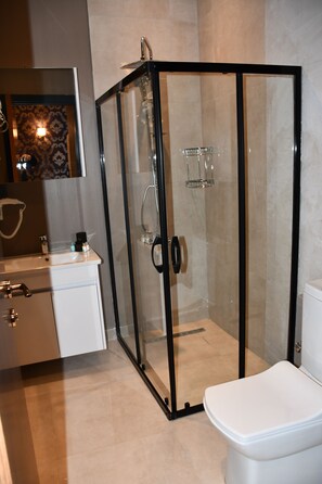 Shower, rainfall showerhead, free toiletries, slippers - HMZ Luxury Hotel (Çekmeköy)