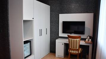 Habitación doble de lujo | Minibar, caja de seguridad en la habitación y cortinas blackout