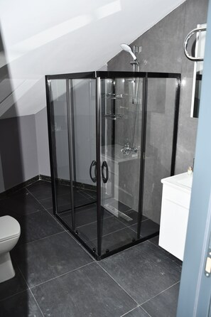 Family Double Room | Bathroom | Shower, rainfall showerhead, free toiletries, slippers - HMZ Luxury Hotel (Çekmeköy)