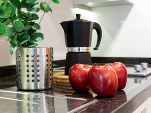 Refrigerador, microondas, cafetera/tetera, tostadora