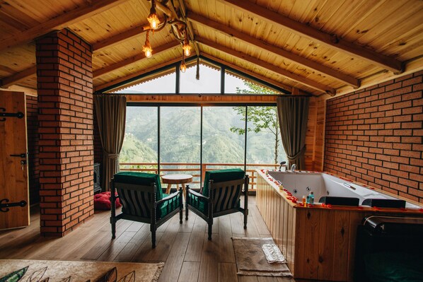 Luxury Studio Suite, Jetted Tub, River View