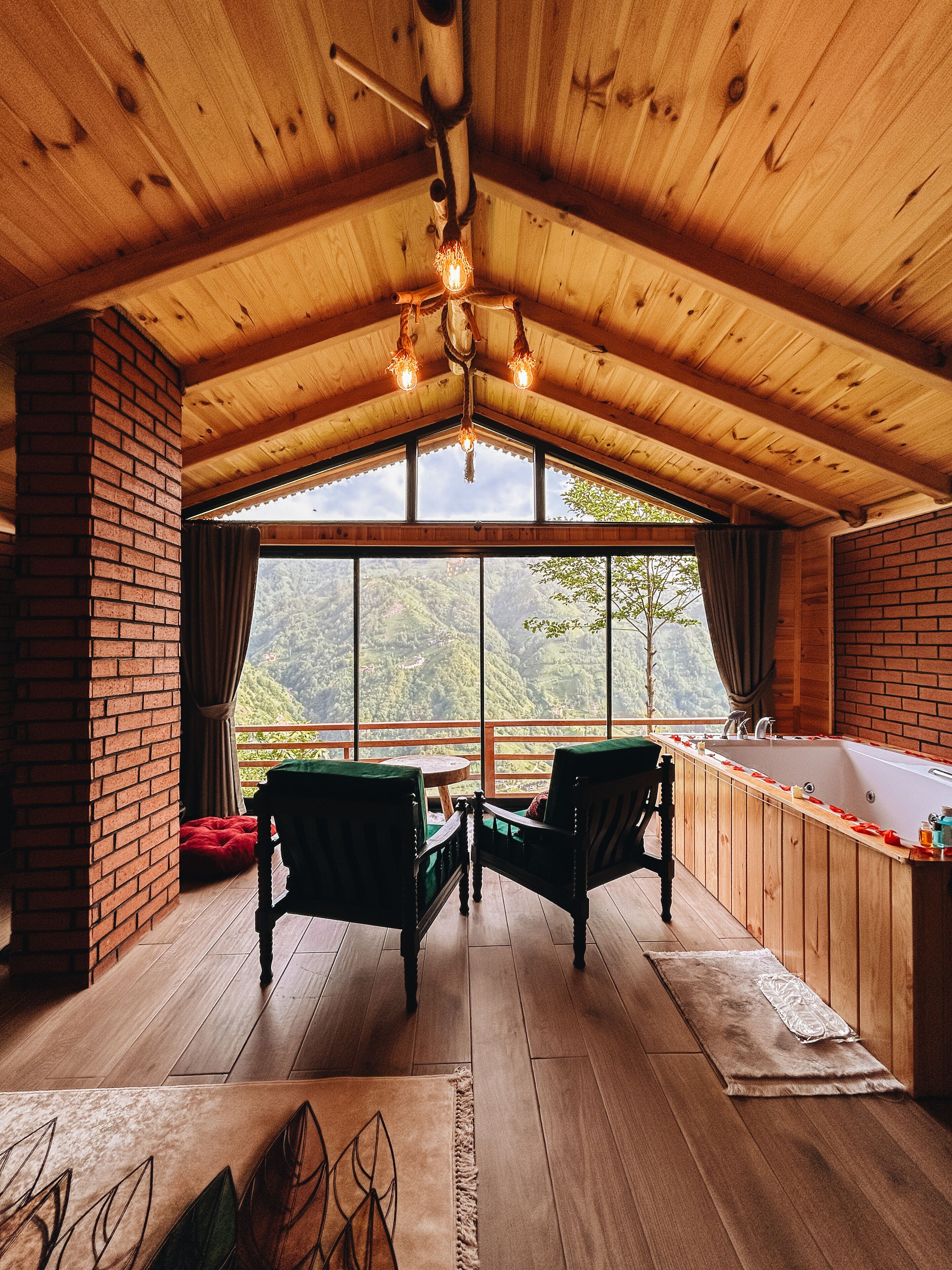 Luksusstudiosviitti, poreamme, jokinäköala | Oleskelualue | 32–tuumainen äly-TV, jossa satelliittikanavat