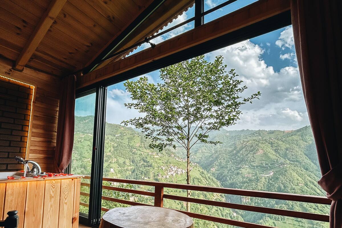 Luxury Studio Suite, River View | Soundproofing, WiFi (free), bed sheets